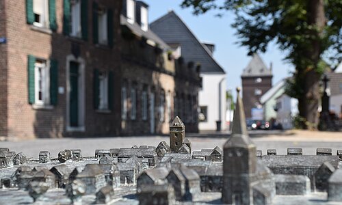 ZUSAMMEN GEDENKEN –  MIT STOLPERSTEINEN AUF SPURENSUCHE.